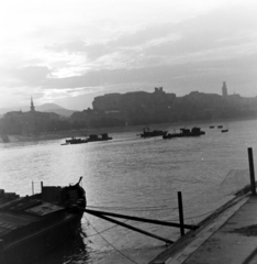 Magyarország, Budapest V.,Budapest I., pesti alsó rakpart a lerombolt Erzsébet híd pesti hídfője közelében, szemben az Alexandriai Szent Katalin-templom és a budai Vár., 1956, Keveházi János, Budapest, képarány: négyzetes, hajó, sziluett, Fortepan #197366