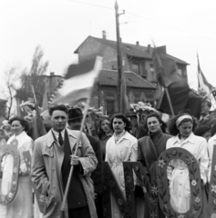 Magyarország, Budapest XIV., Hungária körút, háttérben az 59. és 61-es számú ház. Május 1-i felvonulás résztvevői., 1956, Keveházi János, Budapest, képarány: négyzetes, Fortepan #197381