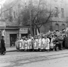 Magyarország, Budapest XIV., Thököly út, május 1-i felvonulás résztvevői. Háttérben a Hermina (Május 1.) út sarkán álló ház., 1956, Keveházi János, május 1, Budapest, nők, munkaköpeny, Csemege vállalat, Fortepan #197386