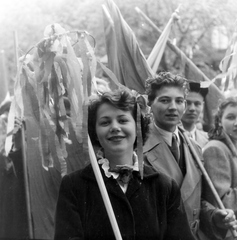 Magyarország, Budapest XIV., Thököly út, május 1-i felvonulás résztvevői., 1956, Keveházi János, Budapest, fiatalság, mosoly, májusfa, Fortepan #197387