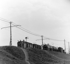 Magyarország, Budapest VIII., Salgótarjáni utca, villamosmegálló az Asztalos Sándor utcai felüljárónál., 1956, Keveházi János, Budapest, felsővezeték, villamos, töltés, Fortepan #197392