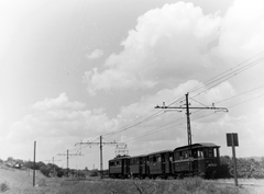 Magyarország, Budapest XI., a Budapest-Törökbálint között közlekedő HÉV a Vöröskúti határsornál. A motorkocsi orránál a Balatoni útnál lévő felüljáró látszik., 1956, Keveházi János, Budapest, felsővezeték, villanyoszlop, Fortepan #197398