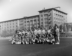 Magyarország, Budapest X., Maglódi út 4., sportpálya, háttérben a Növényolaj és Szappangyár., 1956, Keveházi János, nők, futballcsapat, sport, Budapest, Fortepan #197404