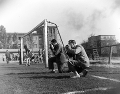 Magyarország, Budapest X., Maglódi út 4., sportpálya, háttérben a Növényolaj és Szappangyár., 1956, Keveházi János, kapus, fotózás, Budapest, Fortepan #197410