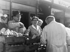 Magyarország, Budapest VIII., zöldségárus a Baross tér 1. számú ház előtt., 1956, Keveházi János, piac, Budapest, élelmiszerbolt, Fortepan #197418