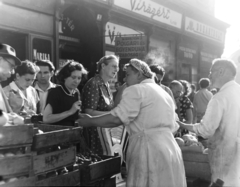 Magyarország, Budapest VIII., zöldségárus a Baross tér 1. számú ház előtt, jobbra a Rákóczi út sarok., 1956, Keveházi János, piac, Budapest, mérleg, Fortepan #197419