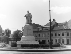 Magyarország, Budapest VIII., Horváth Mihály tér, a háttérben balra a Futó utca és Kis Stáció utca sarok, jobbra a Baross utca sarokháza. A szobor a Hannibál tanár úr című film díszlete., 1956, Keveházi János, Budapest, Werbőczy István-ábrázolás, szobor, Fortepan #197421