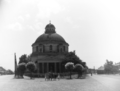 Magyarország, Esztergom, Rudnay Sándor tér (Hősök tere), szemben a Szent Anna-templom, balra a Kiss János altábornagy utca, jobbra a Táti (Ságvári Endre) út., 1956, Keveházi János, templom, Fortepan #197428