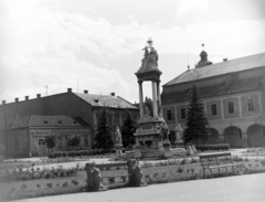 Magyarország, Esztergom, Széchenyi tér, Szentháromság-szobor, jobbra a Városi Tanács székháza, ma Polgármesteri Hivatal., 1956, Keveházi János, pad, fodrászat, szentháromság szobor, Fortepan #197429