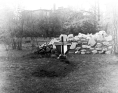 Magyarország, Budapest VIII., Füvészkert, háttérben az Urológiai Klinika, az 1956-os forradalom alatt elesett ideiglenes sírja., 1956, Keveházi János, Budapest, fejfa, sírhalom, Fortepan #197439