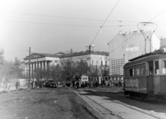 Magyarország, Budapest VIII.,Budapest V.,Budapest IX., Kálvin tér a Magyar Nemzeti Múzeum felé nézve., 1956, Keveházi János, Budapest, tűzfal, járműroncs, graffiti, Fortepan #197440