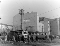 Magyarország, Budapest V.,Budapest VIII., Kálvin tér, tűzfal a Múzeum utca és a Baross utca között., 1956, Keveházi János, Budapest, villamos, graffiti, Fortepan #197441