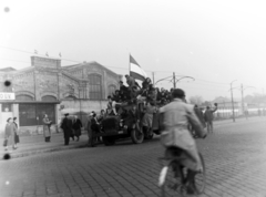 Magyarország, Budapest X., Kőbányai út a MÁV Északi Járműjavító előtt., 1956, Keveházi János, Budapest, fiatalság, teherautó, zászló, Fortepan #197442