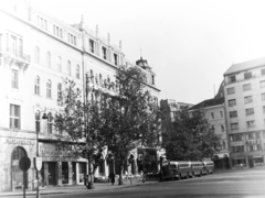 Magyarország, Budapest V., Vörösmarty tér, balra a Gerbeaud-ház., 1956, Keveházi János, Budapest, autóbusz, felirat, Fortepan #197444