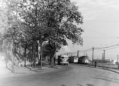 Hungary, Budapest X., Dreher Antal (Jászberényi) út az Éles saroknál, jobbra a háttérben a Fehér köz 2. szám alatti raktárépület látható., 1957, Keveházi János, Budapest, tram, trolley bus, Fortepan #197457