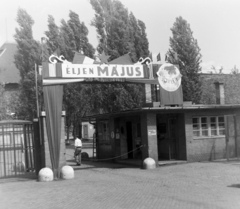 Hungary, Budapest X., Maglódi út 6., Növényolaj és Szappangyár., 1957, Keveházi János, Budapest, political decoration, reception, main entrance, Fortepan #197473