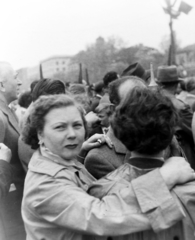 Hungary, Budapest XIV., Hősök tere, május 1-i ünnepség., 1957, Keveházi János, Budapest, arms around shoulders, looking back, Fortepan #197480