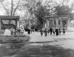 Hungary, Budapest VIII., Fiumei úti Nemzeti Sírkert (Kerepesi temető), balra Blaha Lujza síremléke, jobbra Jókai Mór síremléke, Kismarty-Lechner Jenő építész és Füredi Richárd szobrászművész alkotása (1928)., 1957, Keveházi János, Budapest, tomb, Fortepan #197494