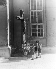 Hungary, Budapest VIII., Magyarok Nagyasszonya (Rezső) tér, kőkereszt a a Magyarok Nagyasszonya-templom oldalánál., 1957, Keveházi János, Budapest, kids, cross, Fortepan #197501