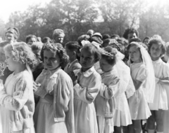 Hungary, Budapest VIII., Magyarok Nagyasszonya (Rezső) tér, elsőáldozók a Magyarok Nagyasszonya-templom mellett., 1957, Keveházi János, Budapest, girls, white dress, Fortepan #197509