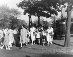 Hungary, Budapest VIII., Vajda Péter utca és Bláthy Ottó utca sarok, a háttérben középen a Ganz-MÁVAG központi irodaépülete a Könyves Kálmán körút sarkán., 1957, Keveházi János, Budapest, street name sign, kids, bouquet, Fortepan #197513