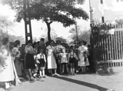 Hungary, Budapest VIII., Vajda Péter utca és Bláthy Ottó utca sarok, a háttérben középen a Ganz-MÁVAG központi irodaépülete a Könyves Kálmán körút sarkán., 1957, Keveházi János, Budapest, shorts, street name sign, kids, bouquet, Fortepan #197515