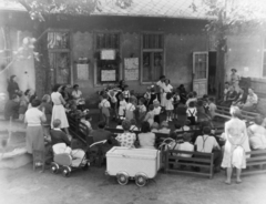 Hungary, Budapest VIII., a felvétel Vajda Péter utca és a Bláthy Ottó utca sarkán lévő óvoda udvarán készült., 1957, Keveházi János, Budapest, kids, baby carriage, Fortepan #197516