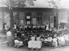 Hungary, Budapest VIII., a felvétel Vajda Péter utca és a Bláthy Ottó utca sarkán lévő óvoda udvarán készült., 1957, Keveházi János, Budapest, kids, festive, baby carriage, Fortepan #197517