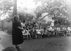 Hungary, Budapest VIII., a felvétel Vajda Péter utca és a Bláthy Ottó utca sarkán lévő óvoda udvarán készült., 1957, Keveházi János, Budapest, kids, waiting, Fortepan #197518