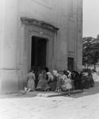 Hungary, Buják, a Tours-i Szent Márton-templom, 1957, Keveházi János, folk costume, Fortepan #197520