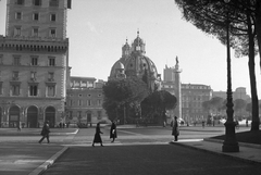 Olaszország, Róma, Piazza Venezia a Palazzo Veneziával, a Traianus-oszloppal és a Santa Maria di Loreto-templommal., 1935, Fortepan, templom, járókelő, palota, Fortepan #19753