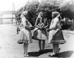 Hungary, Buják, Hősök tere, a fák mögött a Tours-i Szent Márton-templom található., 1957, Keveházi János, folk costume, Fortepan #197530