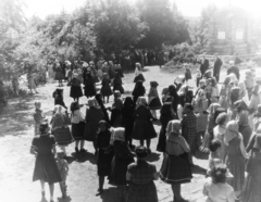 Hungary, Buják, a felvétel a Tours-i Szent Márton-templom előtt készült., 1957, Keveházi János, folk costume, Fortepan #197534