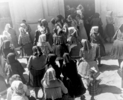 Hungary, Buják, a Tours-i Szent Márton-templom, 1957, Keveházi János, folk costume, Fortepan #197535