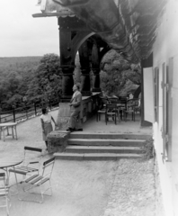 Hungary, Buják, a Budapesti Konzervgyár Üdülője az egykor vadászkastélyban., 1957, Keveházi János, terrace, garden furniture, Fortepan #197536