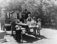 1957, Keveházi János, kids, seller, village fair, folk costume, gingerbread, rosary, Buják Folk Costume, Fortepan #197551