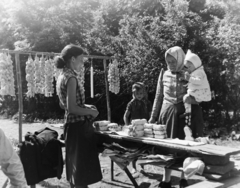 1957, Keveházi János, seller, headscarf, sweets, village fair, gingerbread, rosary, Fortepan #197554