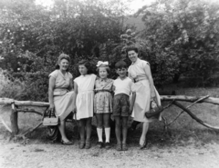 1957, Keveházi János, tableau, kids, mother, sitting on a handrail, Fortepan #197558