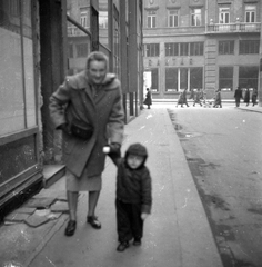 Magyarország, Budapest V., Haris köz, szemben a Váci utca., 1957, Fortepan, Budapest, kézenfogva, Fortepan #19757