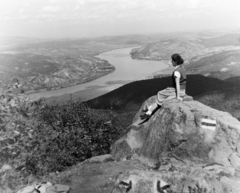 Hungary,Danube Bend, Prédikálószék, látkép Nagymaros és Visegrád felé., 1957, Keveházi János, sitting on a rock, Fortepan #197575