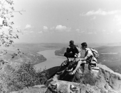 Hungary,Danube Bend, Prédikálószék, látkép Nagymaros és Visegrád felé., 1957, Keveházi János, sitting on a rock, Fortepan #197577