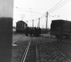 Magyarország, Budapest X., Dreher Antal (Jászberényi) út az Éles saroknál, jobbra a lejáró a Fehér út felé vezet., 1958, Keveházi János, Budapest, viszonylatszám, villamos, viszonylattábla, férfiak, teherautó, sínpálya, Fortepan #197602