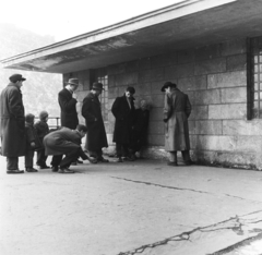 Magyarország, Budapest V., Belgrád rakpart, snúrozók a MAHART nemzetközi hajóállomásánál., 1958, Keveházi János, Budapest, férfiak, képarány: négyzetes, játék, kalap, Fortepan #197605