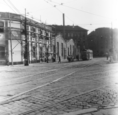 Magyarország, Budapest VIII., Magdolna (Koltói Anna) utca a Fiumei (Mező Imre) út felől nézve, balra a Baross kocsiszín, háttérben a Dobozi utca házai., 1958, Keveházi János, Budapest, állvány, villamos, képarány: négyzetes, járókelő, épület, sínpálya, Fortepan #197609