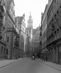 Németország, Drezda, Schloßstrasse, háttérben a Hofkirche tornya., 1942, Wein Sarolta, templom, barokk-stílus, katolikus, bástya, zászlórúd, székesegyház, Gaetano Chiaveri-terv, Fortepan #19761