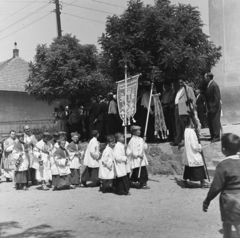 Magyarország, Csömör, Erzsébet utca 31., Szentháromság-templom., 1958, Keveházi János, képarány: négyzetes, ministráns, gyerekek, férfiak, Fortepan #197616