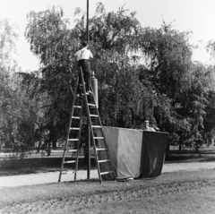 Magyarország, Budapest X., Szent László (Pataky István) tér., 1958, Keveházi János, Budapest, zászló, létra, képarány: négyzetes, Fortepan #197621