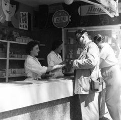 Magyarország, Városliget,Budapesti Ipari Vásár, Budapest XIV., 1958, Keveházi János, cipőpucolás, üzletbelső, Budapest, képarány: négyzetes, fényképezőgép, Fortepan #197628