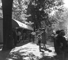 Magyarország, Városliget,Budapesti Ipari Vásár, Budapest XIV., 1958, Keveházi János, Budapest, fény-árnyék, látogatók, képarány: négyzetes, Fortepan #197630