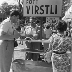 Magyarország, Városliget,Budapesti Ipari Vásár, Budapest XIV., 1958, Keveházi János, Budapest, tábla, lacikonyha, képarány: négyzetes, fényképezőgép, söröskorsó, Fortepan #197631